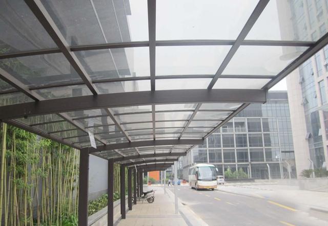 鋁合金雨棚為何如此受歡迎——性能與設計的完美融合